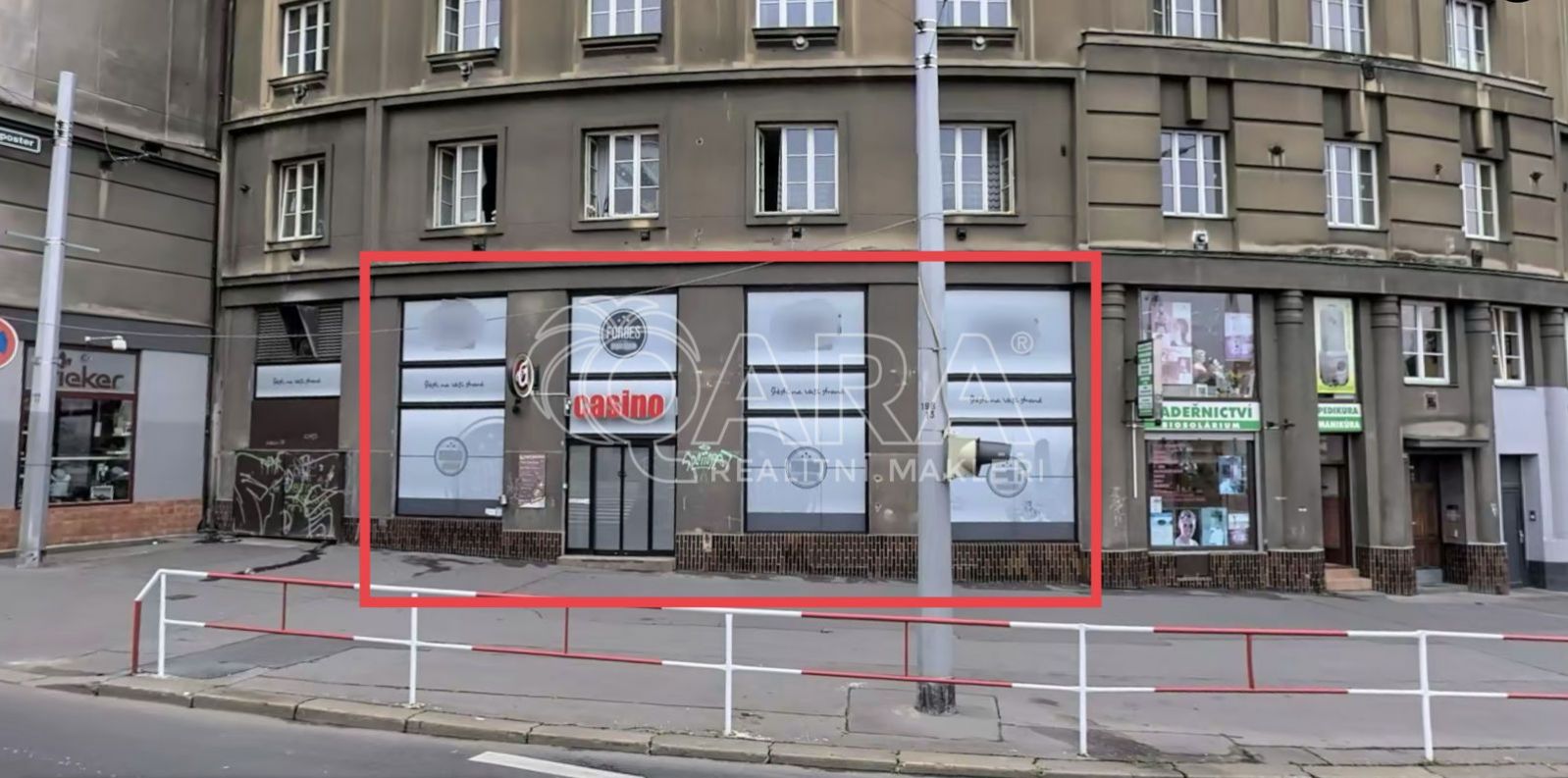 Pronájem obchodních prostor o&nbsp;výměře 180 m s&nbsp;výlohami do frekventované ulice