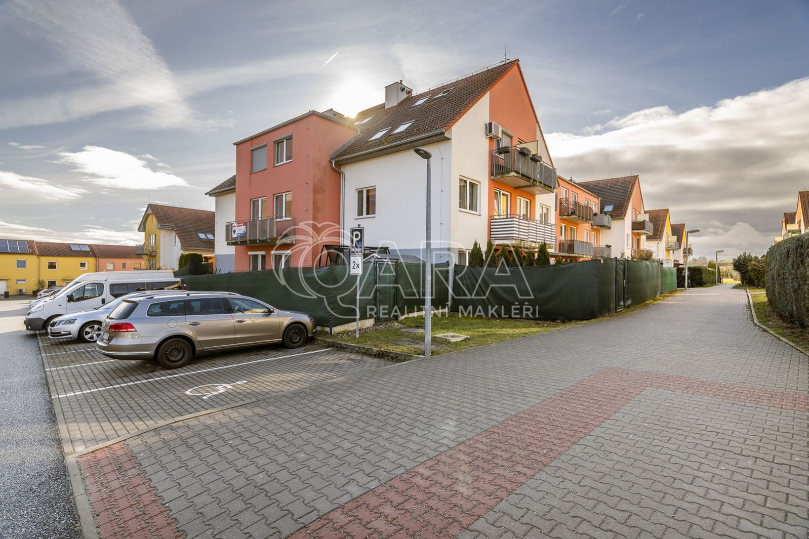 Prodej bytu 2+kk, 45 m, s&nbsp;balkonem a&nbsp;vlastním parkovacím stáním před domem