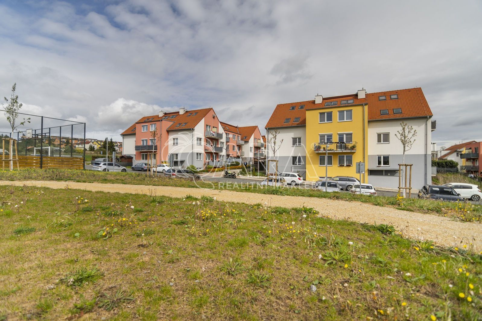Prodej bytu 2+kk, 37 m, s&nbsp;terasou, předzahrádkou 53 m a&nbsp;vlastním parkovacím stáním před domem